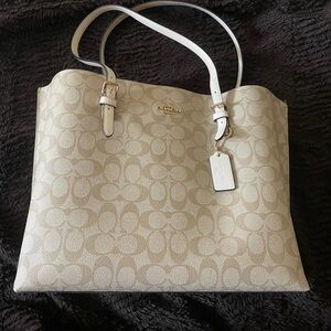 Coach Mollie Tote Bag In Signature Canvas Gold Light Khaki Chalk. Smoke free.